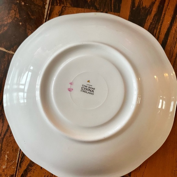 Fine bone china teacup and saucer set - Picture 3 of 3